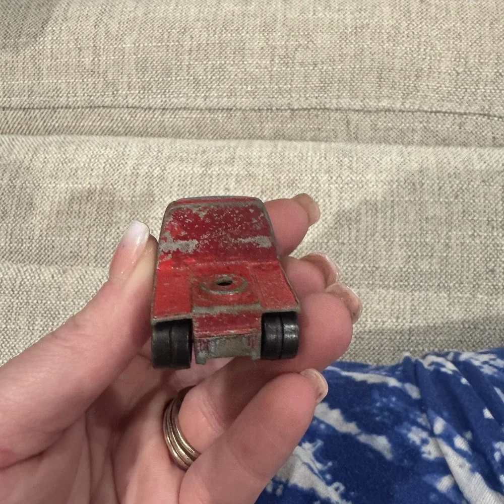 Hot‎ Wheels Redline 1969 Heavyweights Cab HK Red with White Interior